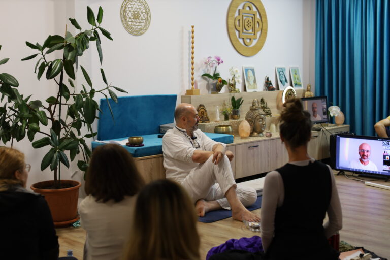 Profesor vorbind unui grup așezat în sala de meditație din Sânpetru