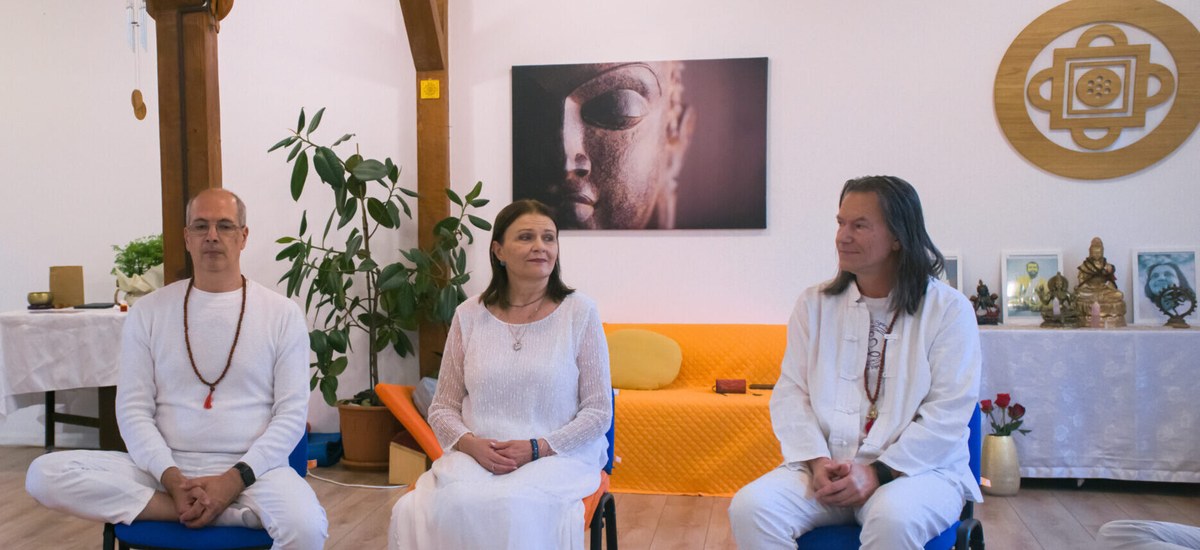 Trei profesori Hridaya, așezați în sala de meditație