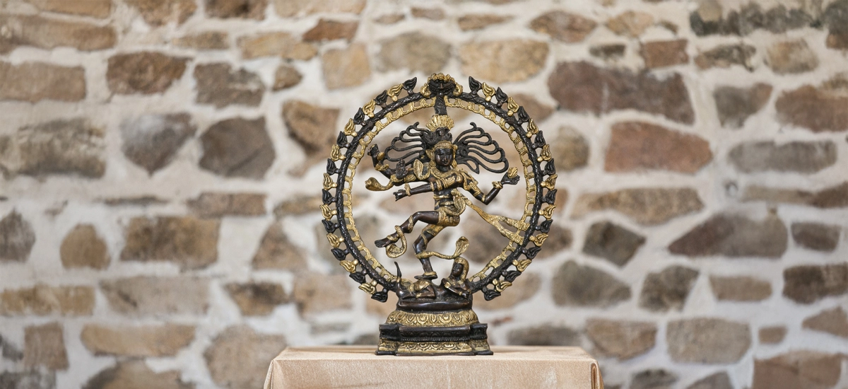 Statuetă a lui Shiva Nataraja, pe un zid de piatră